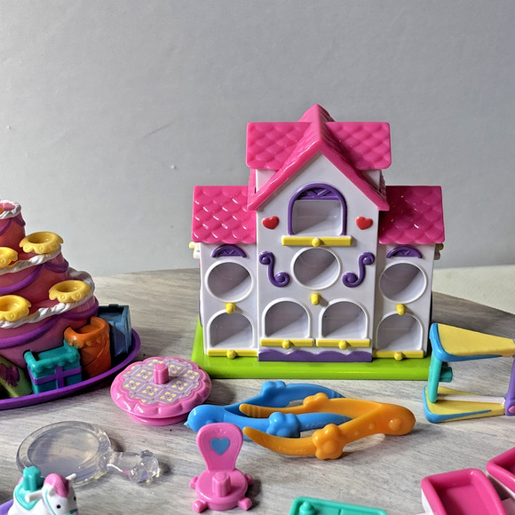 Squinkies Lot w/ Squinkiesville Clubhouse, Cupcake Playset, Cars, Figures & Caps - Picture 3 of 6